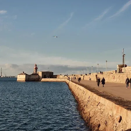 Dun Laoghaire Coastal Retreat & Hidden Getaway Apartment *