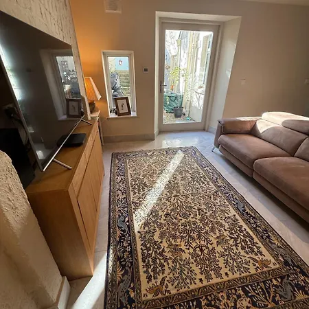 Dun Laoghaire Coastal Retreat & Hidden Getaway *