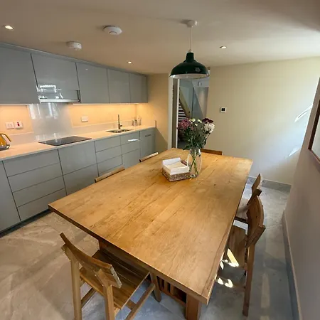 Apartment Dun Laoghaire Coastal Retreat & Hidden Getaway *