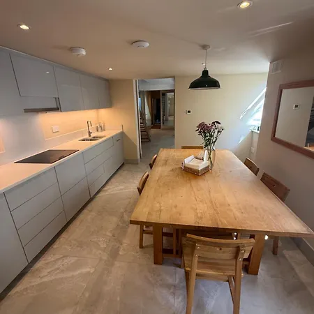 Dun Laoghaire Coastal Retreat & Hidden Getaway Apartment